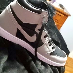 Size 9 black and Grey Nike Air jordans